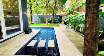 Una piscina al aire libre