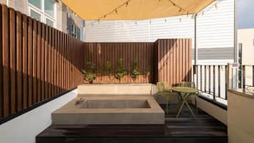 Suite Luxury, balcone, vista città | Parco della struttura