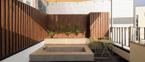 Suite de lujo, balcón, vista a la ciudad | Terraza o patio