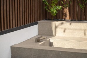 Suite Luxe, balcon, vue ville | Enceinte de l’hébergement