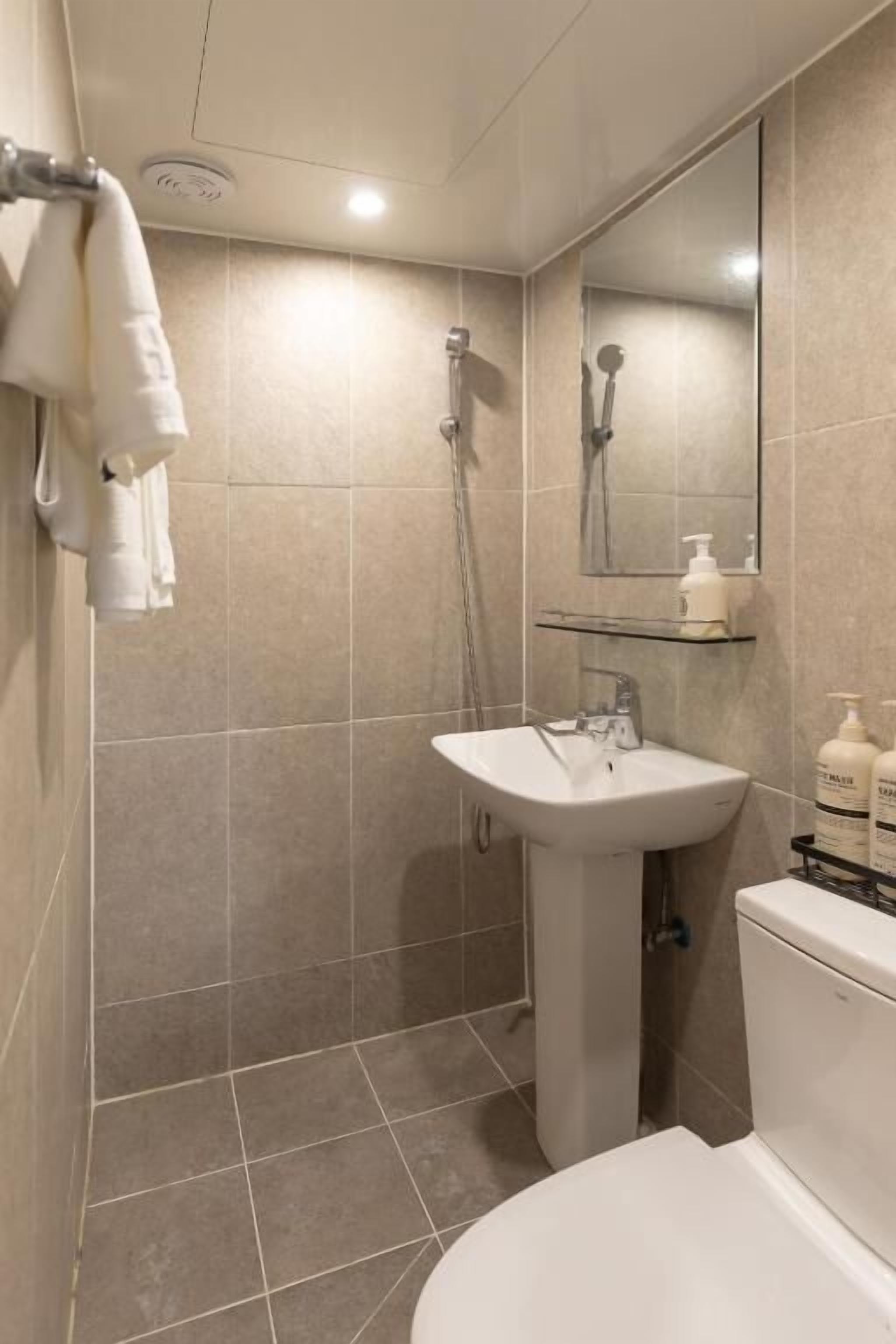 Twin Room | Bathroom | Shower, hair dryer, towels, soap