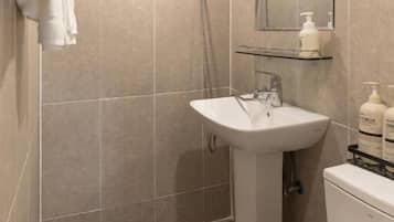 Twin Room | Bathroom | Shower, hair dryer, towels, soap