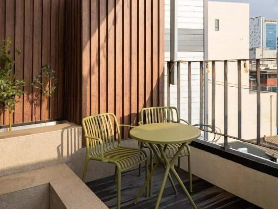 Luxury Suite, Balcony, City View | Outdoor dining