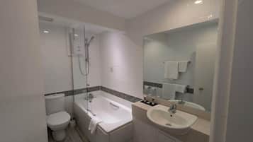 Douche, sĂšche-cheveux, serviettes fournies