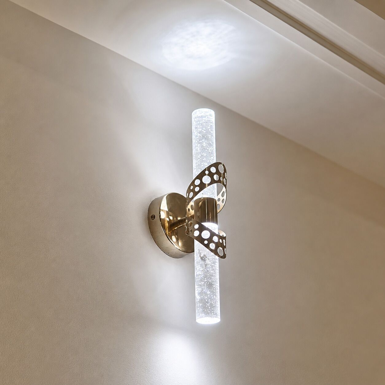 Una lámpara de pared con diseño geométrico.