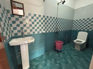 Deluxe Triple Room, Mountain View | Bathroom | Towels - Omji Niwas - Kandar (Tiloth)