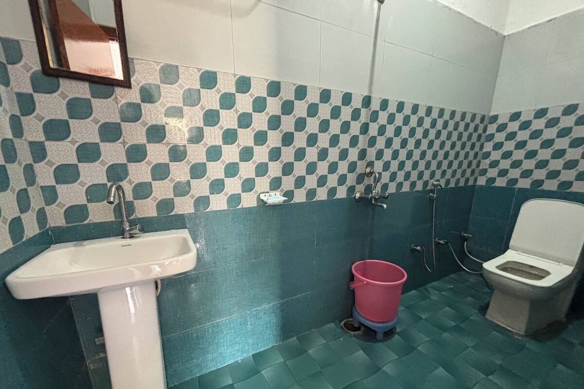 Un baño con lavamanos, inodoro y ducha.