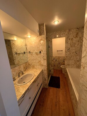 Haartrockner, Handtücher, Toilettenpapier