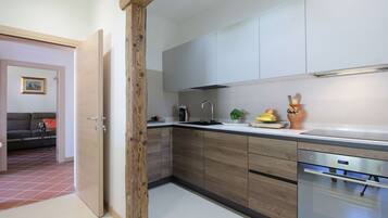 Frigorifero, microonde, forno, piano cottura