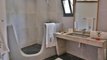 Deluxe Double Room, Patio, Sea View | Bathroom