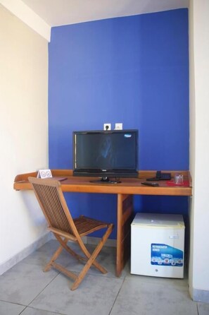 Habitación económica doble, balcón, vistas al patio | Interior
