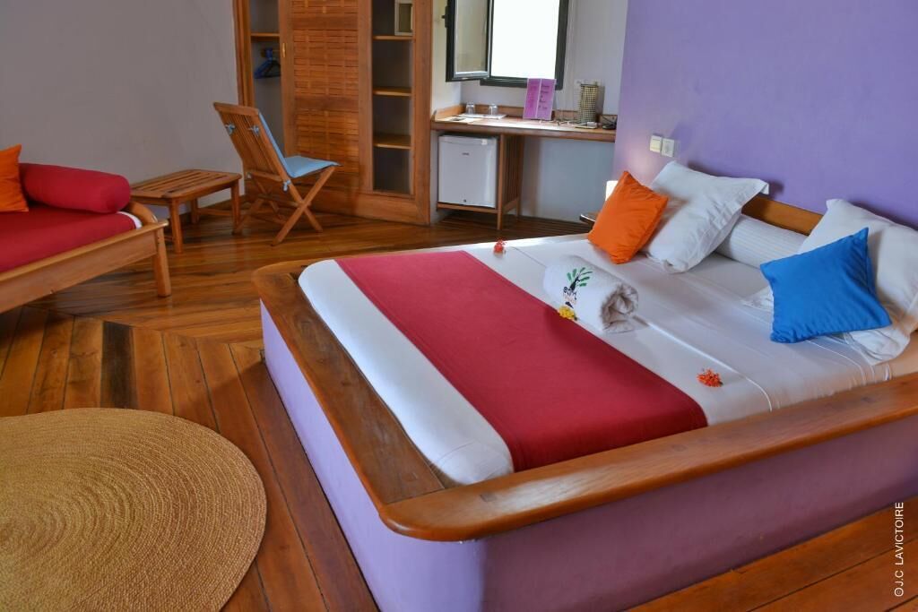 Habitación doble Deluxe, patio, vista al mar | Caja de seguridad en la habitación, insonorización y wifi gratis 