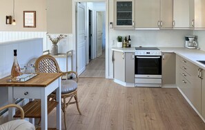 Fridge, microwave, dishwasher, coffee/tea maker - Lovely home in Blokhus with sauna (Blokhus)