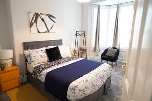 4 habitaciones, caja de seguridad en la habitación y escritorio 