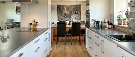Réfrigérateur, four à micro-ondes, surface de cuisson, lave-vaisselle