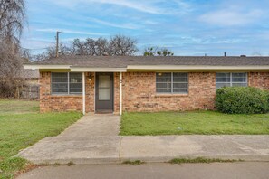 Exterior - 2 Mi to AT&T Stadium! Double Unit Duplex (Arlington)
