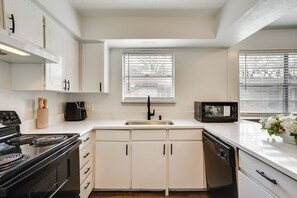 Fridge, microwave, stovetop, dishwasher - 2 Mi to AT&T Stadium! Double Unit Duplex (Arlington)