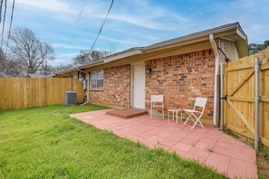 Terrace/patio - 2 Mi to AT&T Stadium! Double Unit Duplex (Arlington)