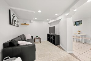 Smart TV - 2BR Garden Suite in Lakeview | Walk to Wrigley (Chicago)