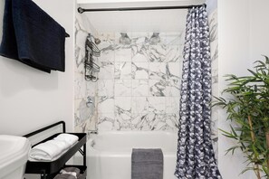 Towels - 2BR Garden Suite in Lakeview | Walk to Wrigley (Chicago)
