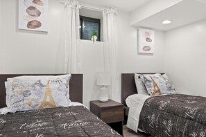 Iron/ironing board, free WiFi, bed sheets - 2BR Garden Suite in Lakeview | Walk to Wrigley (Chicago)