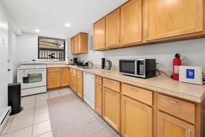 Fridge, microwave, oven, stovetop - 2BR Garden Suite in Lakeview | Walk to Wrigley (Chicago)