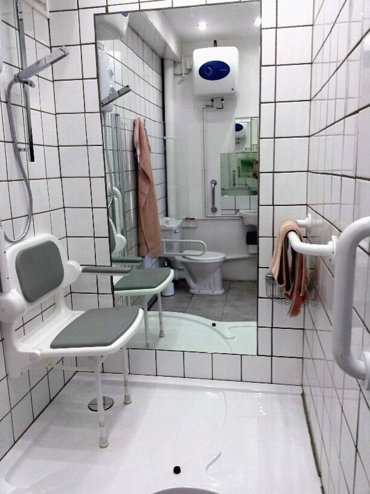 Dusj, håndklær, såpe og toalettpapir