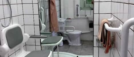 Regadera, toallas, jabón, papel de baño