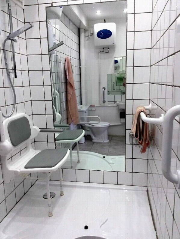 Douche, serviettes fournies, savon, papier toilette