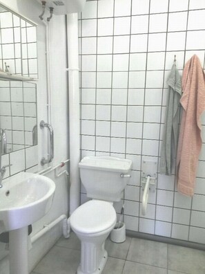 Dusche, HandtĂŒcher, Seife, Toilettenpapier