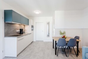 Fridge, microwave, oven, stovetop - MEERholung FeWo 3.2 - Comfortable vacation apartment close to the beach - MEERholung (Cuxhaven)