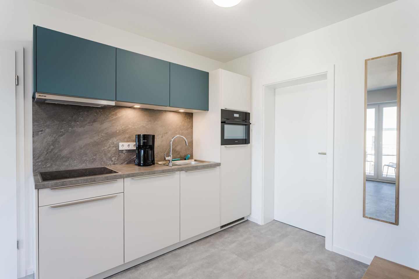 Wasserkocher mit Kaffee-/Teezubehör, Kühlschrank, Mikrowelle, Ofen