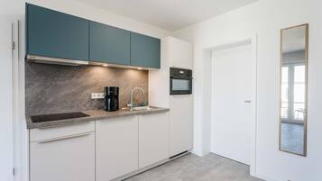 Wasserkocher mit Kaffee-/Teezubehör, Kühlschrank, Mikrowelle, Ofen