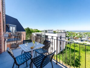 Outdoor dining - MEERholung Vacation Rental 4.9 – Stylish Penthouse Apartment with Access to a Rooftop Terrace - House (Cuxhaven)