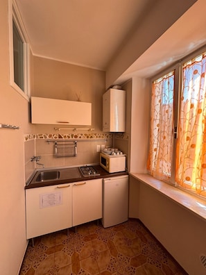 Private kitchen - 1.5 km from the AOI airport, comfortable studio apartments for your needs. (Falconara Marittima)