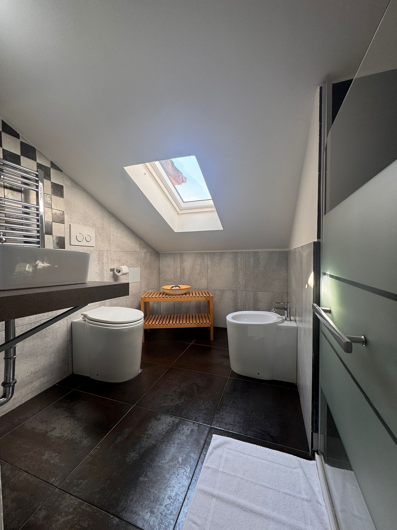 Dusche, Haartrockner, Bidet, Handtücher