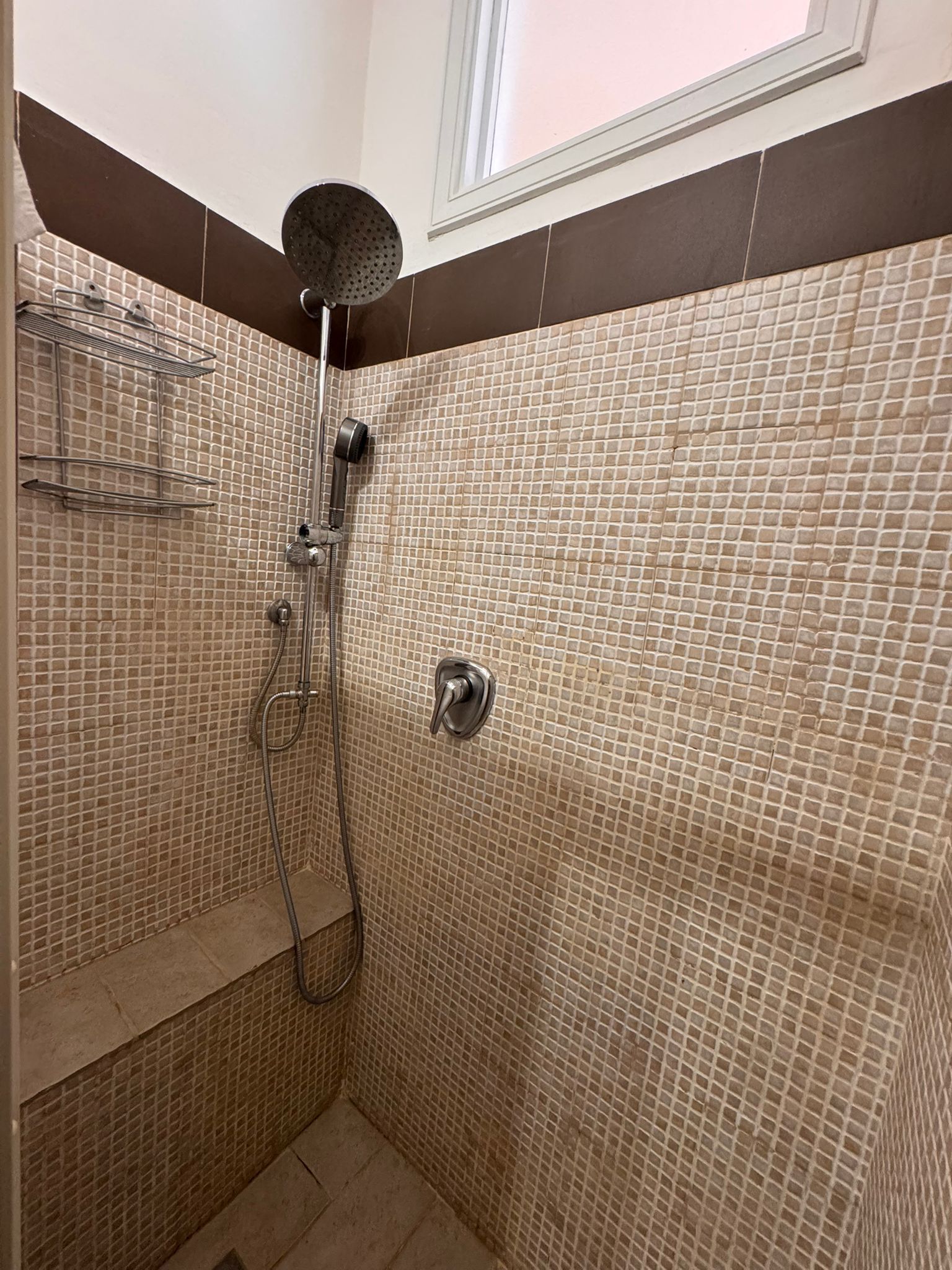 Douche, sèche-cheveux, bidet, serviettes fournies