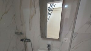 A bathroom with a shower, sink, and toilet. - Platanos Studio - Old Town Rethymno (Rethymno)