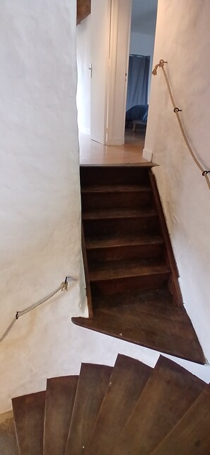 A staircase with wooden steps leading to a room. - Gîte de la chapelle (Tanis)