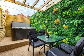 Terrace/patio - Boutique Scarborough Stay – Walk to Beach & Town (Scarborough)