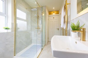 Hair dryer, towels - Boutique Scarborough Stay – Walk to Beach & Town (Scarborough)
