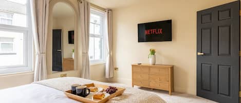 Desk, iron/ironing board, WiFi, bed sheets