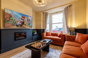 TV, fireplace, video games, books - Boutique Scarborough Stay – Walk to Beach & Town (Scarborough)