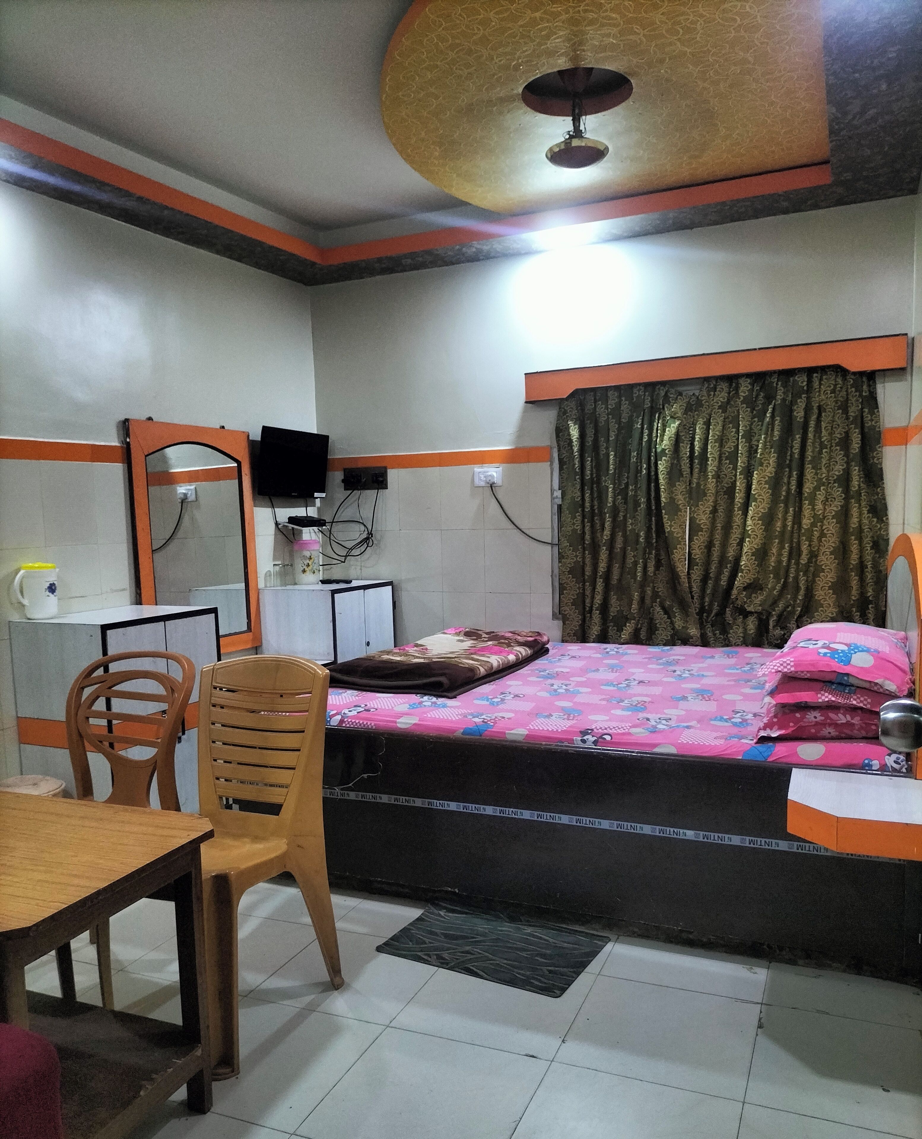 Desk, free WiFi, bed sheets