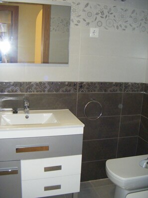 Een douche, een haardroger, handdoeken