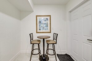 Dining - 1 Mi to Pompano Beach! Couple’s Retreat w/ Pool (Pompano Beach)