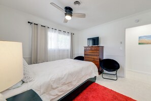 Iron/ironing board, Internet, bed sheets - 1 Mi to Pompano Beach! Couple’s Retreat w/ Pool (Pompano Beach)