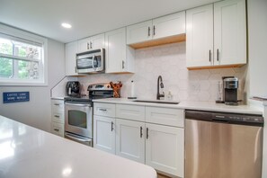 Réfrigérateur, micro-ondes, plaque de cuisson, lave-vaisselle