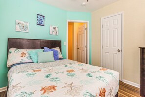 Iron/ironing board, Internet, bed sheets - 1 Mi to Pleasure Pier! Group Retreat w/ 2 Units (Galveston)