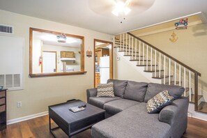 TV - 1 Mi to Pleasure Pier! Group Retreat w/ 2 Units (Galveston)